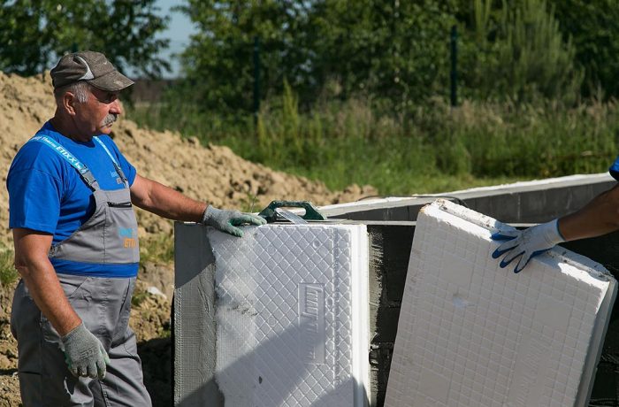 Montaż płyt styropianowych na fundament Knauf Therm HYDRO