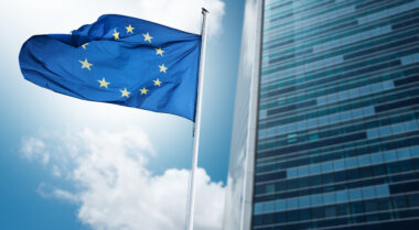 flaga unii europejskiej powiewające na maszcie